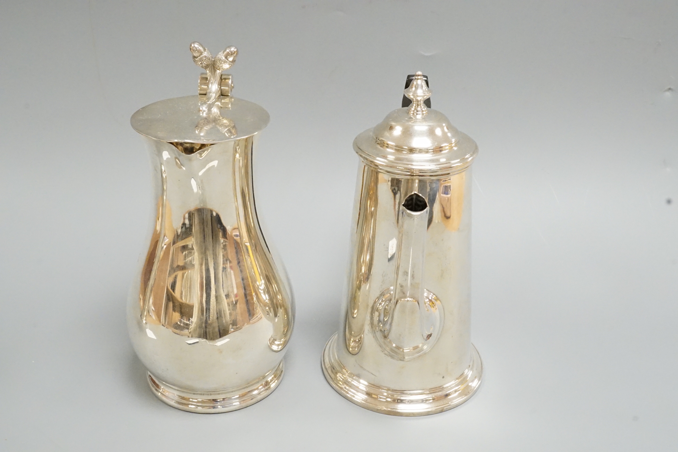 A George V silver hot water pot, Thomas Bradbury & Sons, Sheffield, 1919, 17.5cm, gross weight 15.7oz.